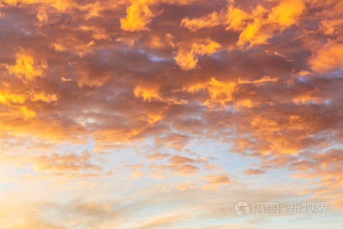 抽象的背景与云的纹理在日落类似的火焰.天上的风景.