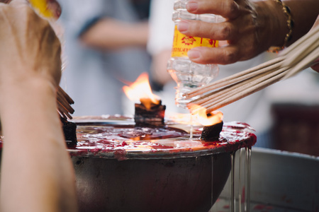 在中国神社为麦炷香和油棕榈蜡烛