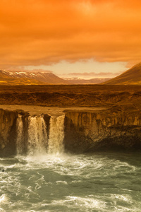 水的 Godafoss 瀑布冰岛的石质岩石沙漠风景美丽的地方。定了调子