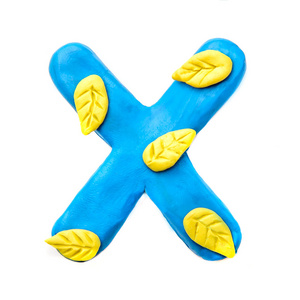 橡皮泥手工蓝字母 X 的英文字母与黄色秋叶