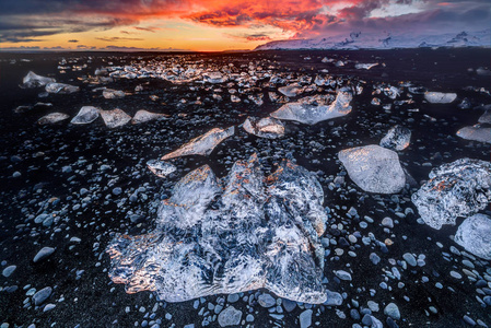 冰岛日落时 Jokulsarlon 冰川湖中的冰山