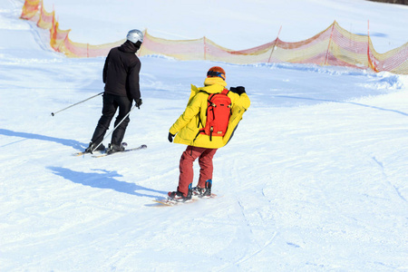 一滑雪板滑雪在冬天山