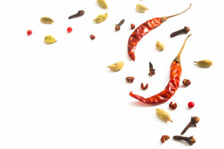 食品香料介绍背景红色干辣椒和各种各样的异国情调的 spieces 在白色背景上