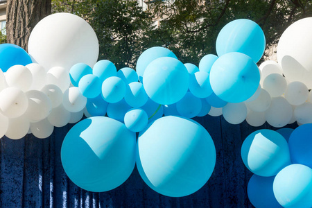 空气气球背景, 大堆氦气球, 生日快乐, 惊喜度假, 装饰。天空背景下不同大小的蓝白气球的喜庆背景