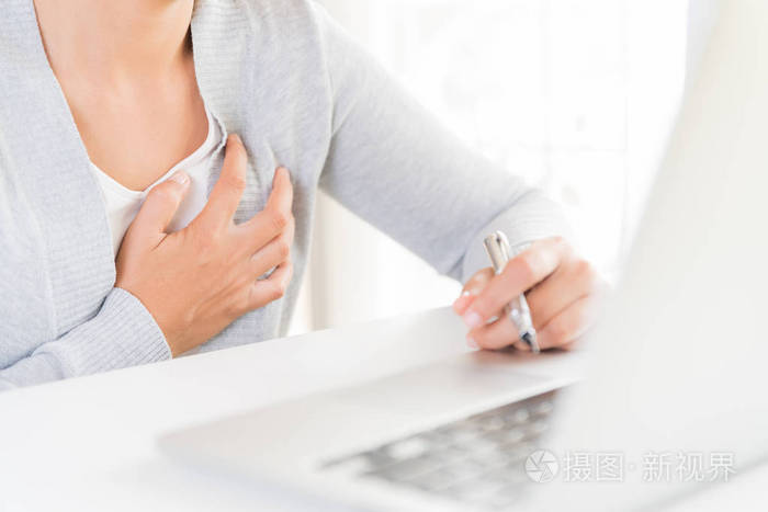 女人摸乳房, 长时间工作在电脑后胸部疼痛.