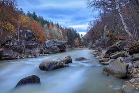 山区河流在秋天。罗马尼亚布泽乌县集团军