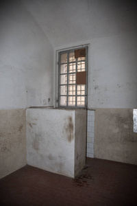 在旧监狱里有厕所的空房间