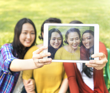 亚洲家庭使用平板电脑的自拍照