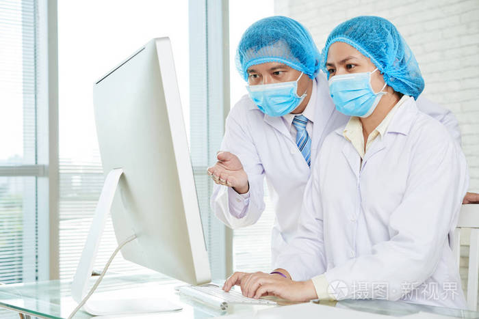 医生戴口罩和白大衣实验室计算机监控统计数据的研究
