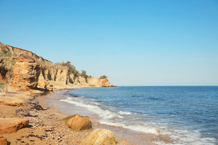 美丽的海滩与峭壁风景如画的风景