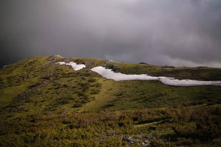 Mavrovo 国家公园的多云风景与山在 Fyr 马其顿