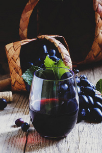 红酒和黑葡萄