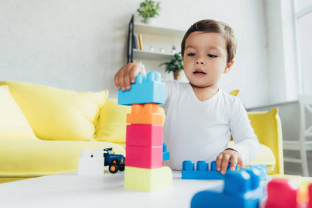 孩子玩的色彩丰富的构造块在家里