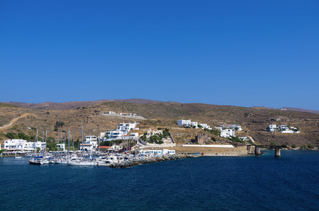 小港湾在卢特拉村，Kythnos 岛，希腊基克拉泽斯