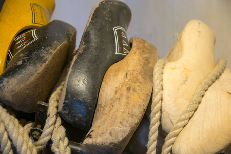 无色的木制木屐。Klompen, 传统荷兰鞋日常使用挂在纪念品店