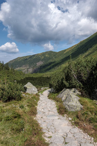 登山小径在山顶上。Tatra, 斯洛伐克。在初秋的西部, 秋天的颜色与清新的空气。旅游线路