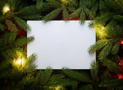 圣诞冷杉树与花环。平躺, 顶部视图, 复制空间。杉木树枝装饰架和纸卡便笺