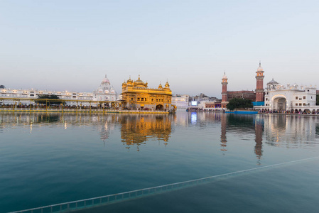 在阿姆利则，印度旁遮普邦的 最神圣的图标和崇拜金殿放置的锡克教的宗教。上的日落光反射湖