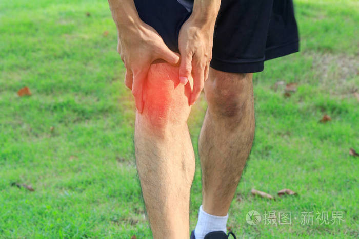 这个人膝盖受伤了