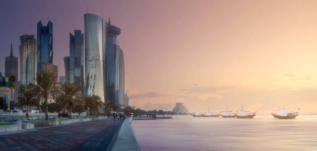 卡塔尔西海湾和多哈市中心的天际线