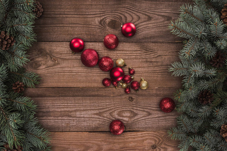 闪亮的红色和金色的华而不实和针叶树枝与松树锥, 圣诞背景的顶部视图