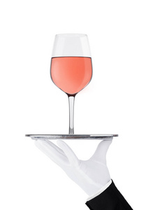 手与手套持有托盘与粉红色的酒杯在白色的背景