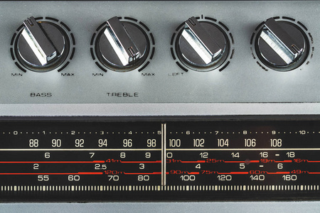 二十世纪八十年代银色复古收音机景气盒在白色背景