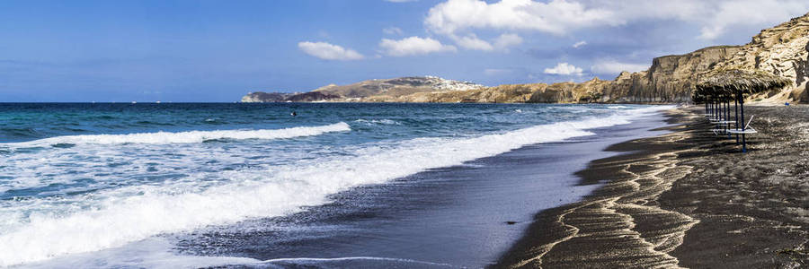 地中海的海浪在圣托里尼岛上一座荒芜的海滩上画上了令人惊叹的图画。