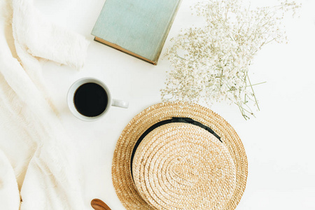 时尚的组成与咖啡, 书, 草帽, 鲜花和毯子在白色的背景。平躺, 顶部视图