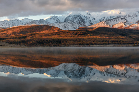湖山反射雪日出