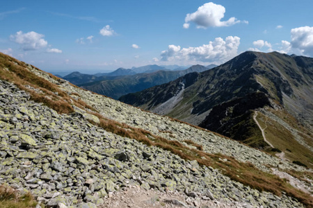 登山小径在山顶上。Tatra, 斯洛伐克。在初秋的西部, 秋天的颜色与清新的空气。旅游线路