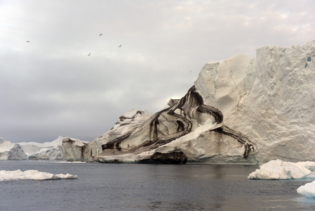巨大的冰山在北冰洋在格陵兰岛上