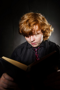 雀斑红发少年读书教育理念图片
