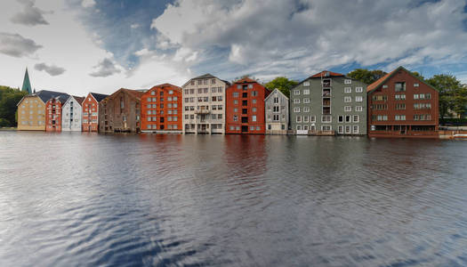多彩的房子在城市的特隆赫姆在挪威