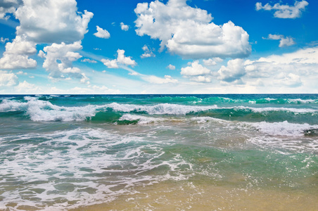 海洋，沙质海滩和蓝天