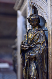 在天主教教堂，意大利锡耶纳的女人青铜雕像