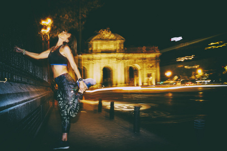 女人练习夜间在城市运行