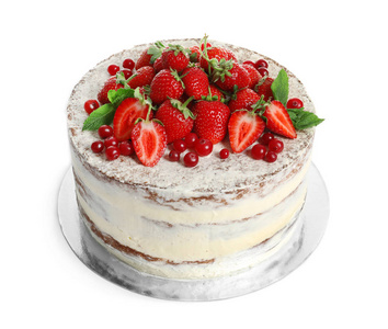 白色背景新鲜浆果的美味自制蛋糕
