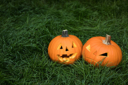 halloweeen 在草地上雕刻南瓜。南瓜灯