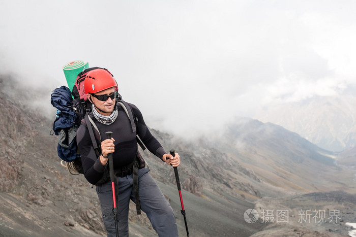 放松一座山上的徒步旅行者照片-正版商用图片0t1818