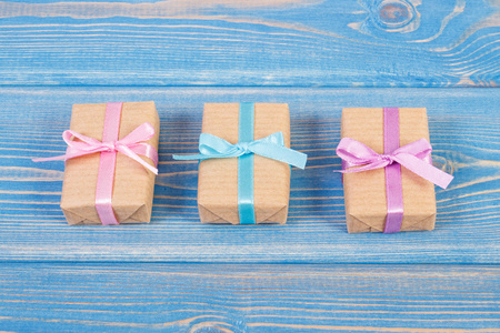 包装的礼物与五彩缤纷的彩带圣诞节或其他庆祝活动