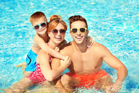 幸福的家庭，在游泳池中