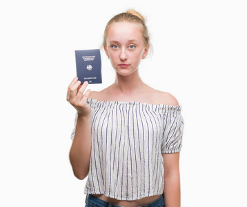 金发女郎持有德国护照, 自信的表情在聪明的脸上思考严重