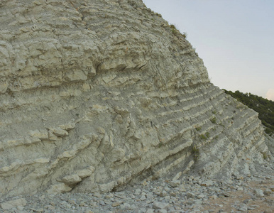 渡假村在保加利亚。Paleogeological 对象 白色岩石Byala。导致恐龙死亡的巨大灾难的痕迹。白垩纪的层状山脉