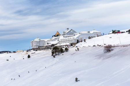 乌卢达山滑雪胜地酒店与雪在土耳其的流行冬季度假中心