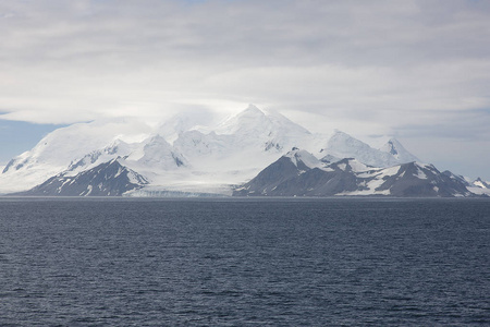 在多云的日子里有冰和海洋的壮观的南极景观