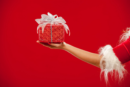 圣诞节。礼品盒，在红色的背景照片手