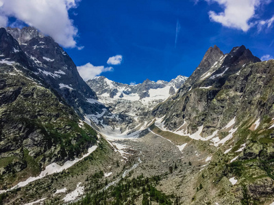 美丽的山风景与雪