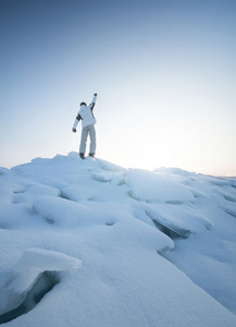 在白雪皑皑的山顶上攀岩