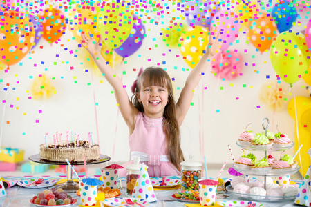 快乐可爱的小女孩在生日聚会上图片